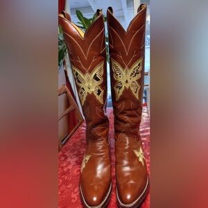Beautiful Unique Justin Boots